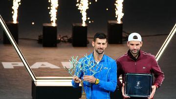 Los tenistas Novak Djokovic y Grigor Dimitrov posan durante la ceremonia de entrega de trofeos del Masters 1.000 de París.