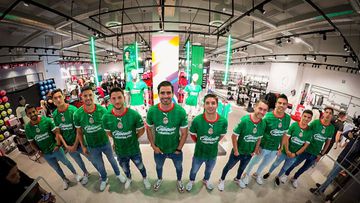 jugadores de Chivas posan con la nueva camiseta en apoyo a la Selección Mexicana.