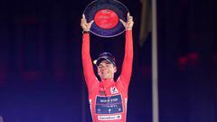Remco Evenepoel, con su trofeo de campeón de La Vuelta en el podio final de Madrid.