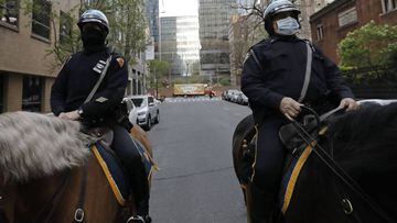New York (United States), 16/04/2020.- New York City mounted police patrol in New York, USA, 16 March 2020. New York has confirmed over 10,000 coronavirus and COVID-19 cases. (Estados Unidos, Nueva York) EFE/EPA/Peter Foley