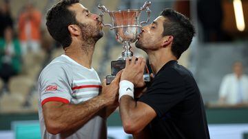 Paris (France), 04/06/2021.- Marcelo Arevalo of El Salvador (R) and Jean-Julien Rojer of the Netherlands celebrate with the trophy after winning against Ivan Dodig of Croatia and Austin Krajicek of the USA in their Menís Doubles final match during the French Open tennis tournament at Roland ?Garros in Paris, France, 04 June 2022. (Tenis, Abierto, Abierto, Croacia, Francia, Países Bajos; Holanda, Estados Unidos) EFE/EPA/MARTIN DIVISEK
