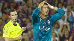 Cristiano Ronaldo se lleva las manos a la cabeza tras ser expulsado en el Barcelona-Real Madrid de ida de la Supercopa de Espa&ntilde;a 2017-2018.