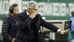El entrenador de la seleccion chilena, Reinaldo Rueda, da instrucciones a sus jugadores durante el partido amistoso contra Hondura.