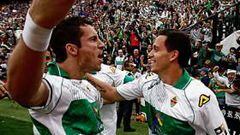<b>FIESTA FRANJIVERDE. </b>Edu Albacar estalla de felicidad y celebra con la afición del Elche el primer gol de su equipo.