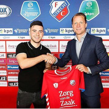 El volante de 21 años se formó en el Ajax y desde 2019 se encuentra en el FC Utrecht de la Segunda División Holandesa. El chileno-holandes jugó por la sub-17 de Chile y Holanda.