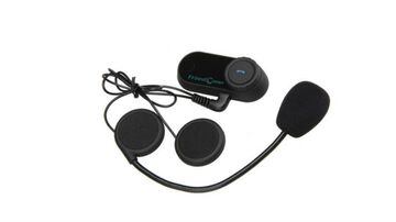 Este auricular con intercomunicador permite escuchar música o hablar con otros motoristas.