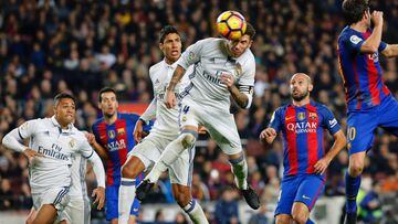 TOPSHOT - Real Madrid&#039;s defender Sergio Ramos (C) heads a ball to score the equalizer past Real Madrid&#039;s French defender Raphael Varane (3rdL) and Barcelona&#039;s Argentinian defender Javier Mascherano (R) during the Spanish league football match FC Barcelona vs Real Madrid CF at the Camp Nou stadium in Barcelona on December 3, 2016. / AFP PHOTO / PAU BARRENA  PRIMER GOL EMPATE SERGIO RAMOS 1-1 FOTO SERIE 02 PUBLICADA 04/12/16 NA MA07 2COL PUBLICADA 05/12/16 NA MA04 3COL PUBLICADA 09/12/16 NA MA06 3COL