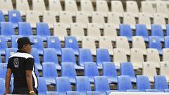 Un guardia observa el partido del Querétaro desde la tribuna del estadio La Corregidora
