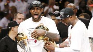 Miami Heat 95 (4) - San Antonio Spurs 88 (3). LeBron James con el título del equipo y el suyo como MVP con Dwyane Wade.