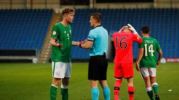 El capit&aacute;n de Irlanda, Nathan Collins, protesta al &aacute;rbitro la expulsi&oacute;n de Corcoran en la tanda de penaltis del partido contra Holanda de cuartos de final del Europeo Sub-17.