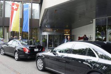 Funcionarios de la FIFA esperan esta mañana en el Hotel Marriott para una reunión antes del congreso de la FIFA en Zurich.