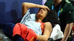 La atleta española Maria Vicente sale en camilla tras romperse el tendón de Aquiles durante los Mundiales de Atletismo de Pista Cubierta de Glasgow.