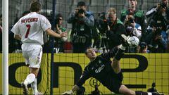 Shevchenko fallando un penalti en la final de Champions de 2005 ante el Liverpool. Dudek lo par&oacute;.