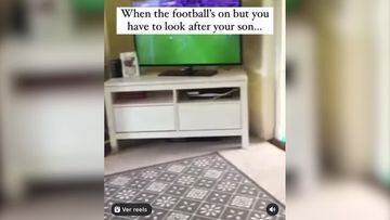El padre que arrasa en TikTok por pasarse el juego: el invento infalible para cuidar de su bebé y poder ver el fútbol