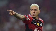 (FILES) Flamengo's forward Pedro gestures during the Copa Libertadores group stage second leg football match between Brazil's Flamengo and Argentina's Racing Club at Maracana stadium in Rio de Janeiro, Brazil, on June 8, 2023. Flamengo's attacker Pedro reported on July 30, 2023, a physical assault by fitness trainer Pablo Fernandez after the Rio de Janeiro club's visit to Atletico Mineiro, a scandal that according to the local press has cast doubt on Argentine coach Jorge Sampaoli's continuity at 'Fla'. (Photo by ALEXANDRE LOUREIRO / AFP)