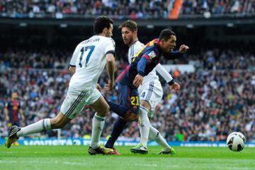 Real Madrid (2) - Barcelona (1). Fue un partido muy polémico. Pérez Lasa no pitó en el descuento un penalti de Sergio Ramos a Adriano, lo que hizo que Valdés perdiera los papeles y acabara expulsado. 
