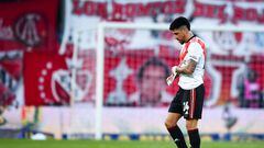 AVELLANEDA, ARGENTINA - AUGUST 07: Enzo Perez of River Plate leaves the pitch after being injured during a match between Independiente and River Plate as part of Liga Profesional 2022 at Estadio Libertadores de América - Ricardo Enrique Bochini on August 7, 2022 in Avellaneda, Argentina. (Photo by Marcelo Endelli/Getty Images)