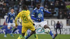 Strasbourg's French midfielder Ibrahima Sissoko (R) fights for the ball with Nantes' French defender Dennis Appiah during the French L1 football match between Strasbourg and Nantes, at the Meinau stadium in Strasbourg, eastern France, on February 6, 2022. (Photo by Frederick FLORIN / AFP)