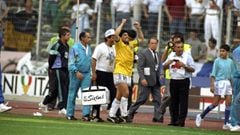 Maradona se marcha triunfante de Tur&iacute;n tras ganar a Brasil.