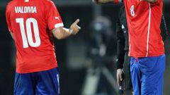 El futbolista chileno Arturo Vidal (d) dustituye a Jorge Valdivia (i)  durante el amistoso ante Irlanda del Norte.