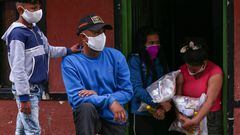 Familias de escasos recursos recibiendo ayudas en medio de la pandemia