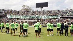 Hinchas de Nacional acompa&ntilde;an al equipo verde previo a la final de la Liga &Aacute;guila I 