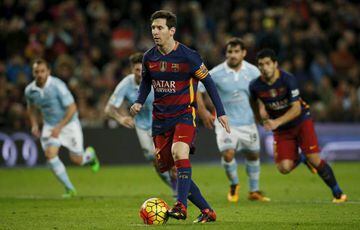 Messi passes his penalty, Suárez sprints on...