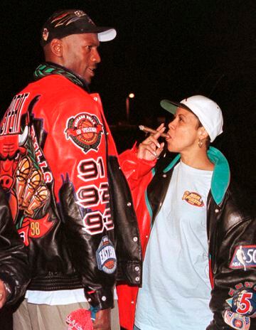 Juanita Vanoy, exmujer del jugador de baloncesto, fuma un puro celebrando la consecución del sexto anillo de los Bulls. La chaqueta de Jordan está decorada con referencias a los seis campeonatos de los Bulls en los años 90.