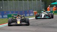 Verstappen dobla a Hamilton durante la carrera del GP de Emila Roma&ntilde;a de F1.