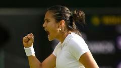 La tenista británica Emma Raducanu celebra un punto durante su partido ante Alison Van Uytvanck en Wimbledon 2022.