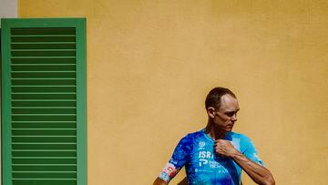 El ciclista británico Chris Froome posa con el maillot especial del Israel Premier Tech para el Tour de Francia.