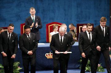 El rey Felipe entrega a los representantes de All Blacks, la selección masculina de rugby de Nueva Zelanda, el Premio Princesa de Asturias 2017 de los Deportes