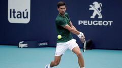 Novak Djokovic entrena antes de jugar en el Miami Open.