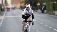 El ciclista franc&eacute;s Julian Alaphilippe, durante una carrera con el maillot de campe&oacute;n del mundo.