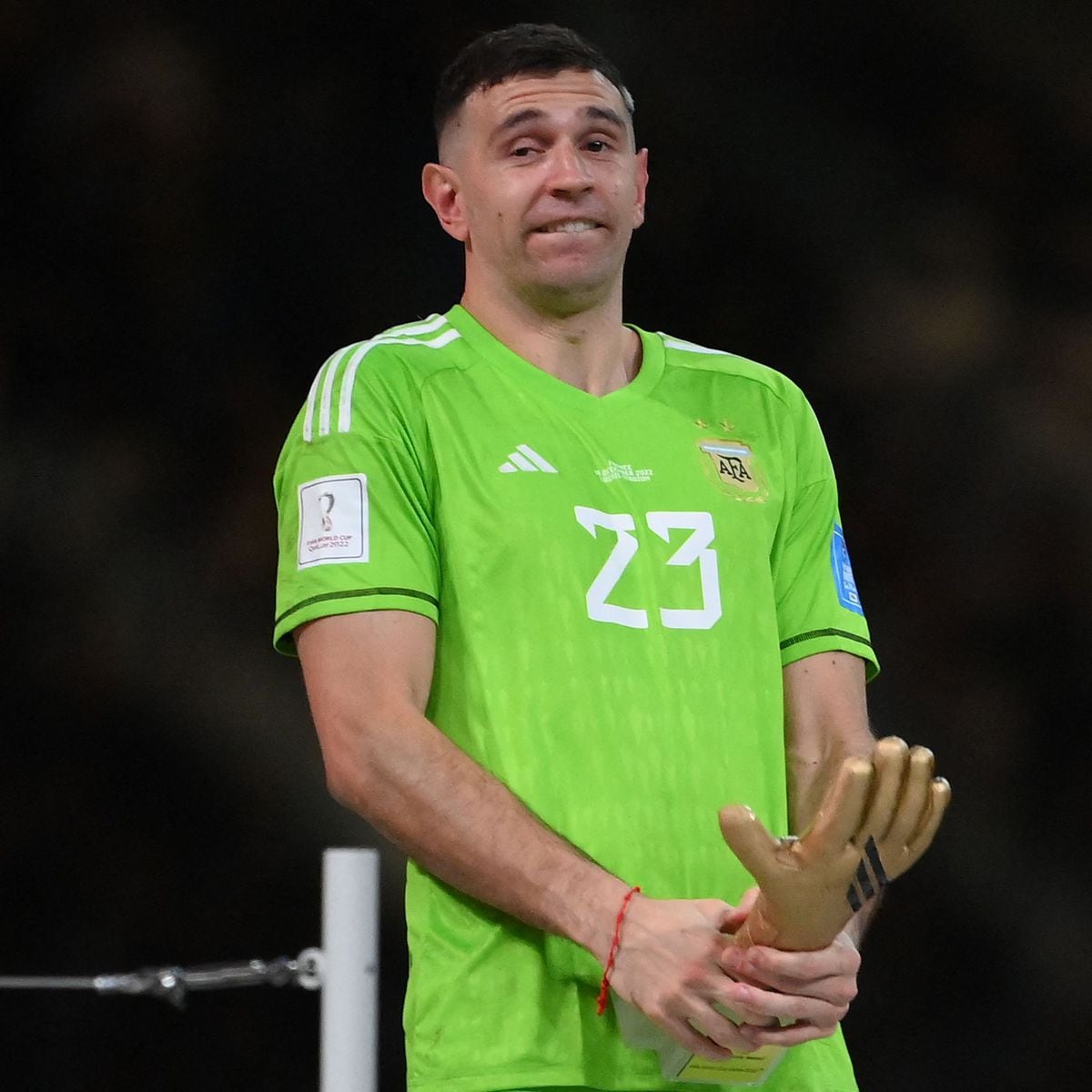 Emiliano Martínez makes vulgar gesture with trophy after World Cup