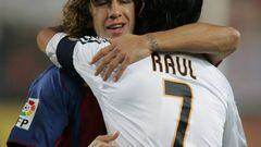 Ex-Barcelona and Real Madrid, Carles Puyol and Raúl González, embrace.