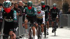 Sergio Higuita se retira de la Vuelta al País Vasco por no sentirse bien de salud.