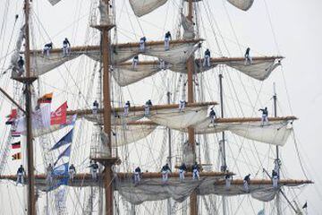 Marineros en el mástil del velero ecuatoriano Guayas durante el desfile que da comienzo a la fiesta náutica de Ámsterdam 2015. El evento se celebra cada cinco años.