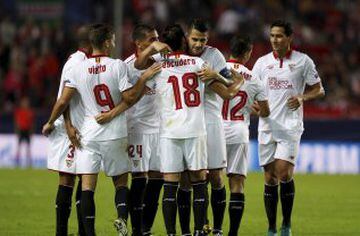 2-0. Escudero celebró el segundo gol con sus compañeros.