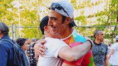 El médico Joaquín Martínez y su paciente Pepe Monge se abrazan tras completar sus respectivas distancias en el Maratón de Madrid.