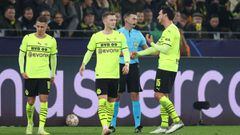 Mats Hummels del Borussia Dortmund ve la roja durante el partido de Champions League contra el Ajax.