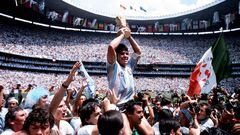 Volume 2, Page 13, Picture 4, 10234981, Sport, Football, 1986, World Cup Final, (Mexico City), Argentina Captain, Diego Maradona holds the World Cup trophy whilst being carried on his team-mates' shoulders, 29th June 1986. (Photo by Bob Thomas Sports Photography via Getty Images)
PUBLICADA 03/12/20 NA MA29 1COL