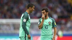 Cristiano Ronaldo y Bernardo Silva hablan durante un partido con la selecci&oacute;n portuguesa.