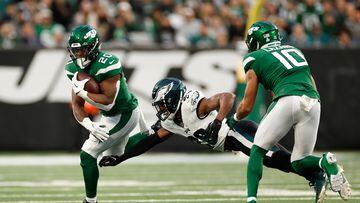 EAST RUTHERFORD, NEW JERSEY - OCTOBER 15: Breece Hall #20 of the New York Jets is chased by Josh Jobe #28 of the Philadelphia Eagles during the first half at MetLife Stadium on October 15, 2023 in East Rutherford, New Jersey.   Sarah Stier/Getty Images/AFP (Photo by Sarah Stier / GETTY IMAGES NORTH AMERICA / Getty Images via AFP)