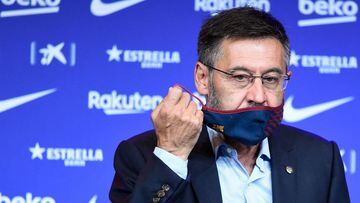 (FILES) In this file photo taken on August 19, 2020 Barcelona&#039;s president Josep Maria Bartomeu removes his facemask during his official presentation at the Camp Nou stadium in Barcelona on August 19, 2020. - Police raided the offices of FC Barcelona 