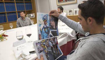 Alberto Contador ojea unas fotos.
