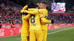 Los jugadores del Barça felicitan a Pedri por su gol.