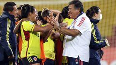 Soccer Football - Women's Copa America - Semi Final - Colombia v Argentina - Estadio Alfonso Lopez, Bucaramanga, Colombia - July 25, 2022 Colombia's Manuela Vanegas celebrate with coach Nelson Abadia Aragon after the match REUTERS/Luisa Gonzalez