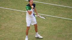 El tenista ruso Daniil Medvedev celebra un punto durante su partido ante Oscar Otte en el ATP 500 de Halle.