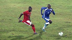 Cairo (Egypt), 05/01/2021.- Al-Ahly player Aliou Dieng (L) in action against As Sonidep player Souleymane Lawali (R) during the CAF Champion League soccer match at Salam Stadium between Al-Ahly and As Sonidep in Cairo Egypt, 05 January 2021. (Liga de Camp